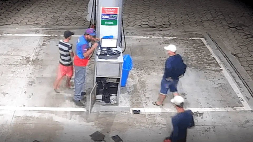 Vídeo: trio assalta frentista no Distrito Industrial em Manaus
