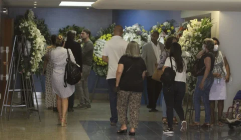 Velório de Erasmo Carlos ocorre em cerimônia fechada no RJ