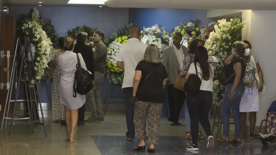 Velório de Erasmo Carlos ocorre em cerimônia fechada no RJ