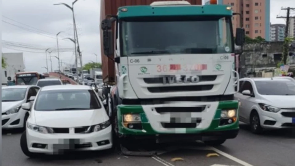 Novo acidente deixa trânsito lento na avenida Ephigênio Sales, em Manaus