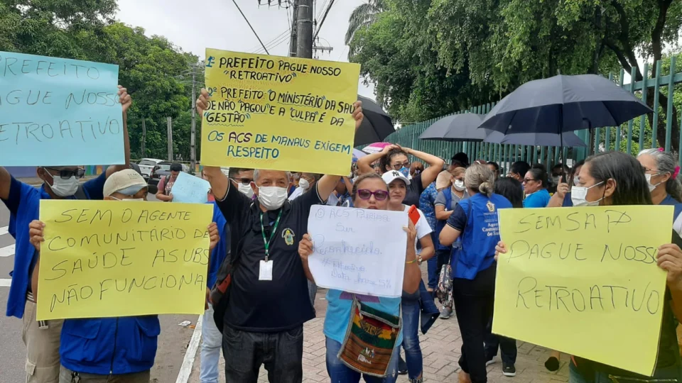 Agentes de saúde protestam por aumento do piso salarial em frente à Prefeitura de Manaus
