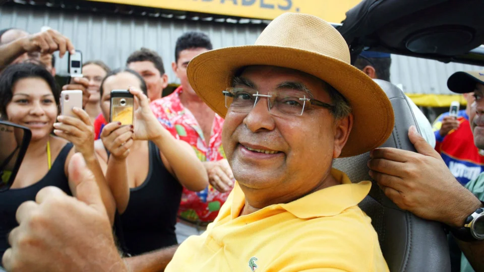 Amazonino melhora e deixa UTI do Sírio-Libanês, em São Paulo