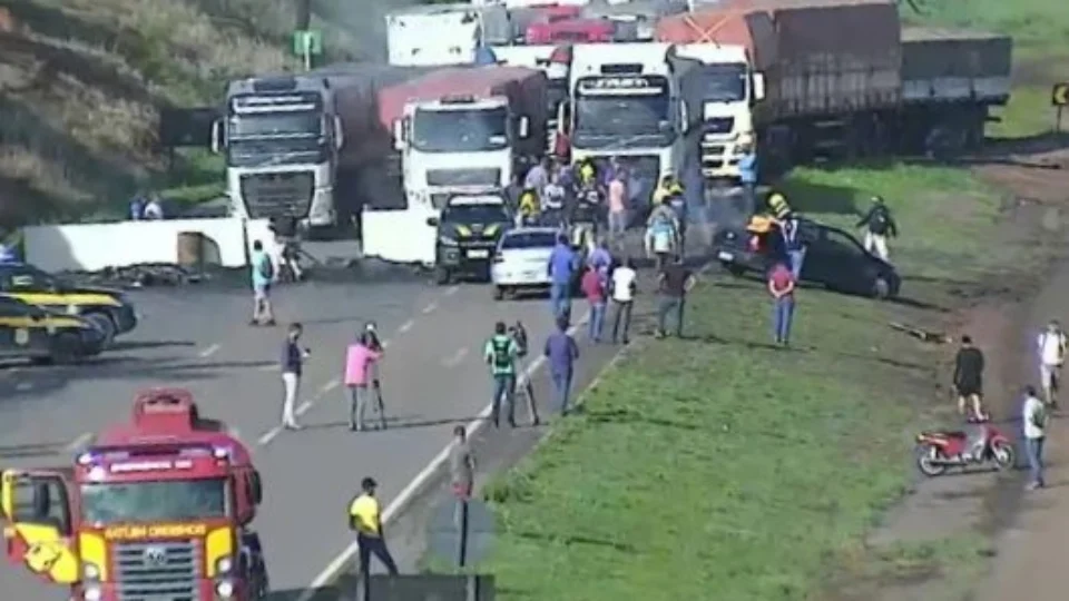 Rodovias federais seguem com 167 bloqueios ilegais nesta quarta, diz PRF