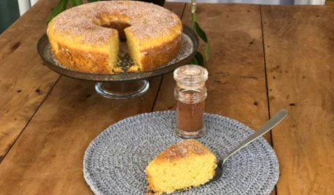 Receita Fácil: aprenda a fazer bolo de fubá com creme de leite em 30 minutos