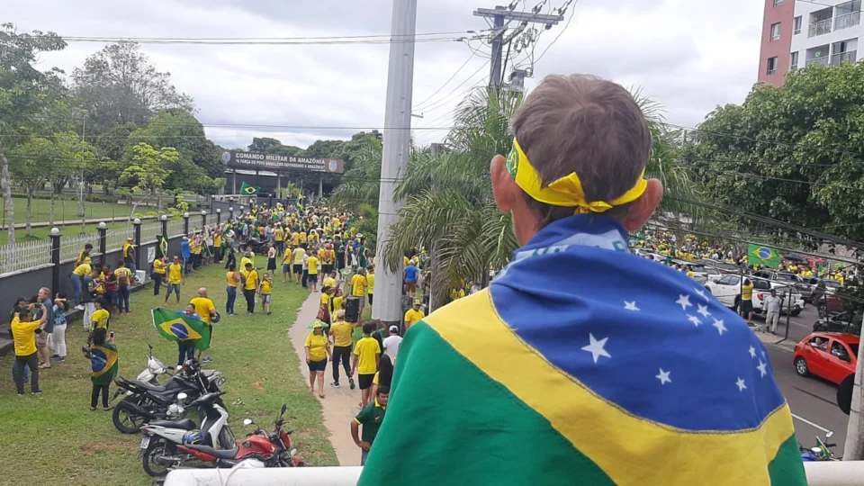 Bolsonaristas fazem manifestação em frente ao Comando Militar em Manaus