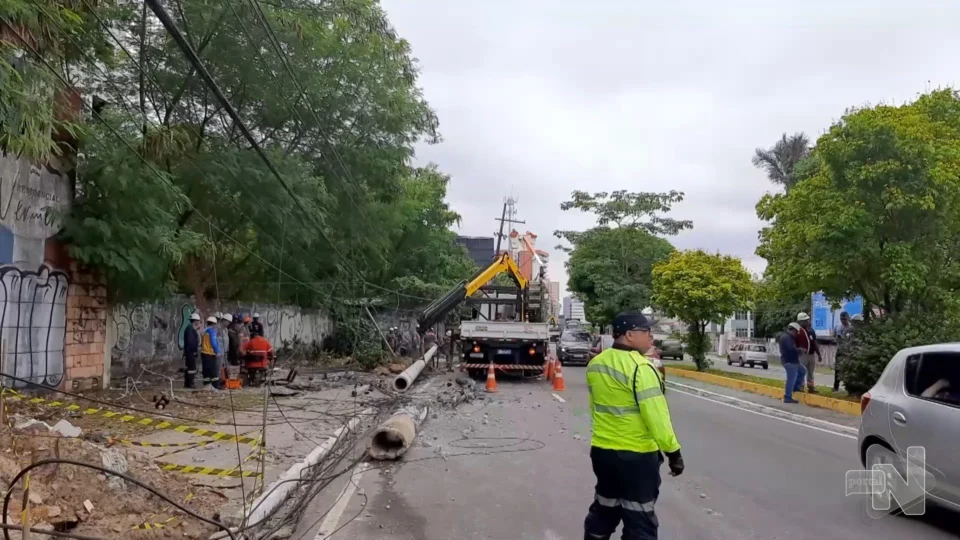 VÍDEO: caminhão derruba poste de energia em avenida da Zona Leste de Manaus