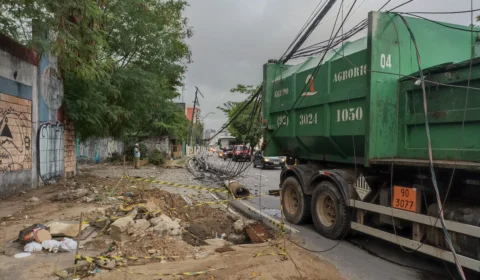Vídeo: caminhão derruba poste e danifica rede elétrica em Manaus