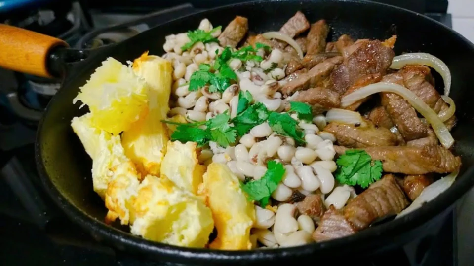 Receita Fácil: aprenda a fazer carne de sol acebolada na manteiga de garrafa