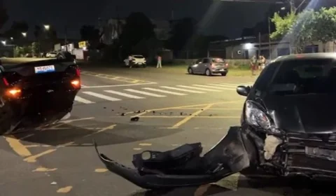 Carro capota após colidir com outro veículo na Cachoeirinha, Zona Sul de Manaus