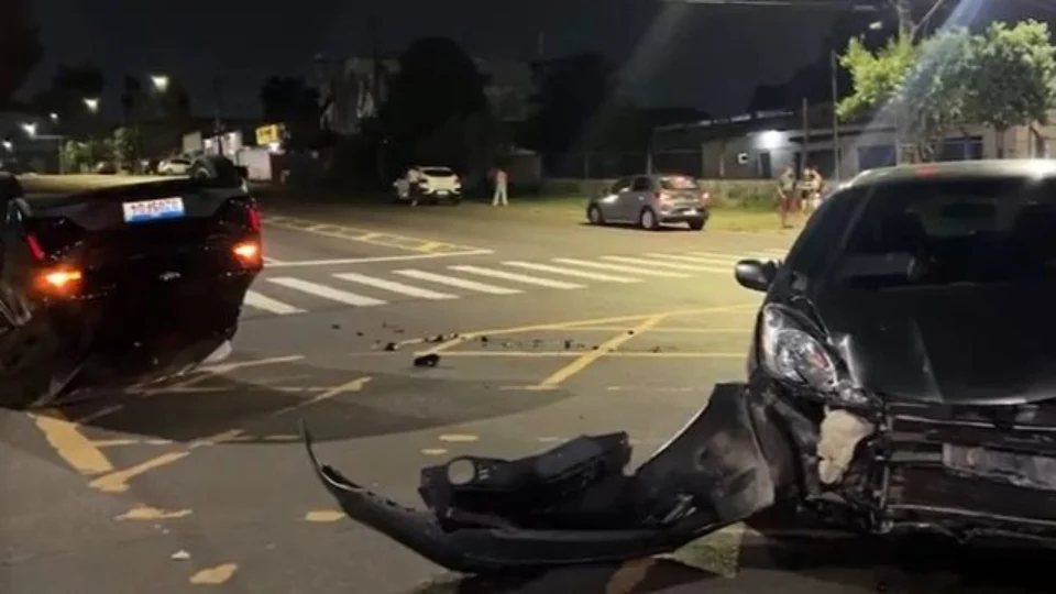 Carro capota após colidir com outro veículo na Cachoeirinha, Zona Sul de Manaus