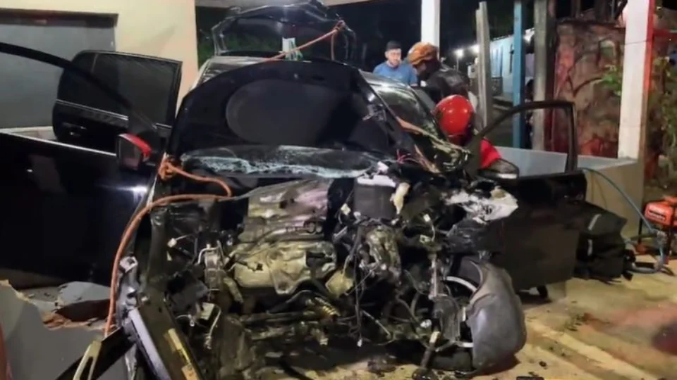 Homem fica preso às ferragens de carro após grave acidente de trânsito em Manaus