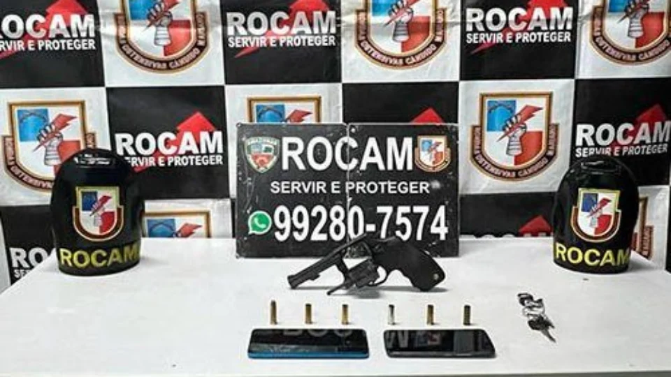 Dupla de motoqueiros é presa com revólver no Educandos, em Manaus