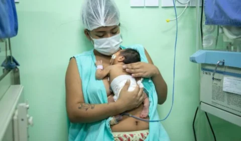 Maternidade incentiva contato pele a pele do bebê com os pais em Manaus