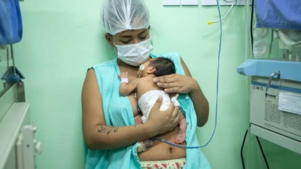 Maternidade incentiva contato pele a pele do bebê com os pais em Manaus