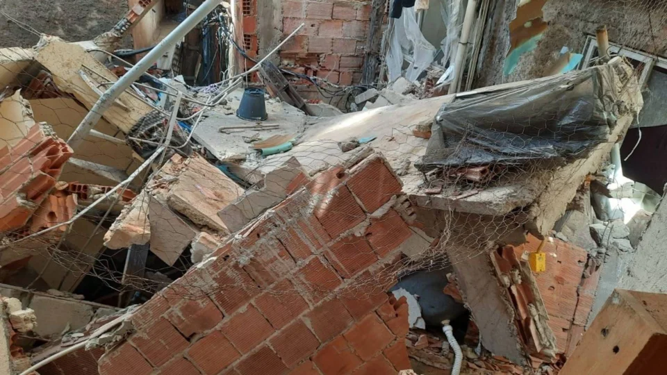 Desabamento de prédio deixa um morto na Favela da Rocinha, no Rio de Janeiro