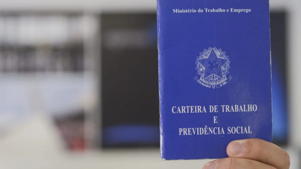 IBGE: desemprego sobe para 8,6% em trimestre encerrado em fevereiro