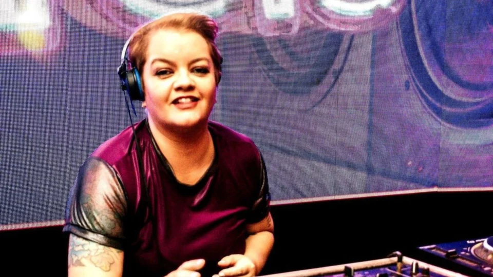 DJ Laurize Oliveira cai de trio elétrico e morre em parada LGBTQIA+ de Curitiba