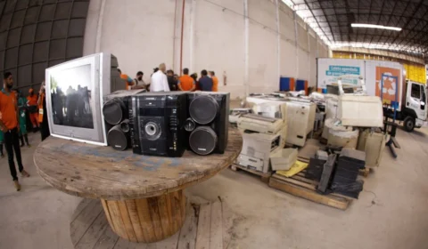 Drive-thru é usado em campanha de coleta em Manaus neste sábado, 19