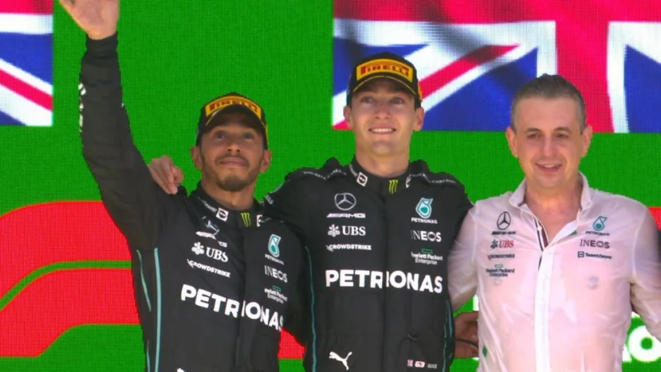 Fórmula 1: Lewis Hamilton presentei casal capixaba com macacão autografado