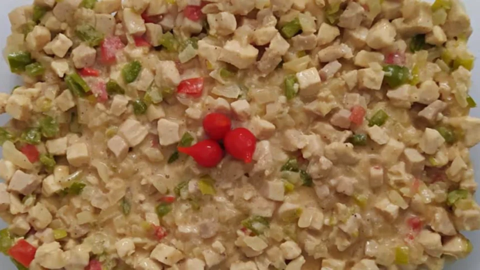 Receita Fácil: aprenda a fazer filé de peito de frango com leite de coco