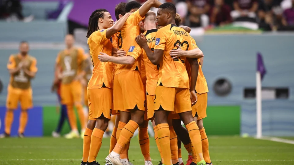 Holanda x Catar: holandeses vencem por 2 a 0 e avançam às oitavas de final da Copa
