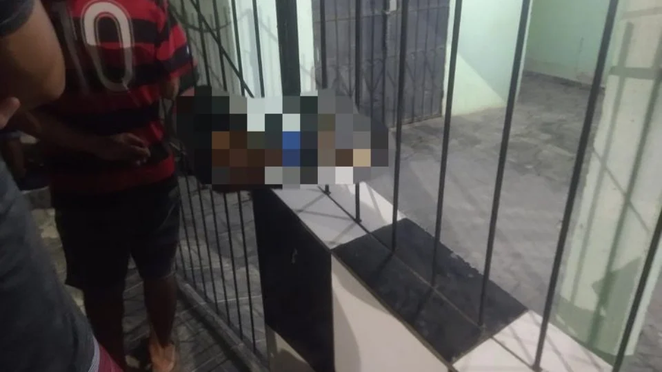 Homem é executado com vários tiros no pátio de casa na Zona Norte de Manaus