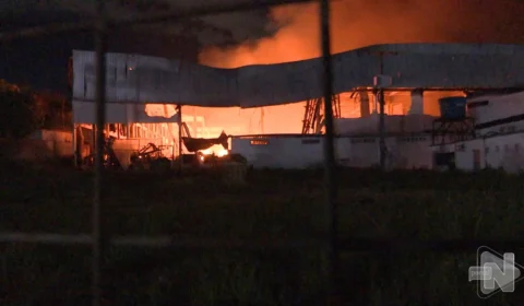 VÍDEO: incêndio de altas proporções atinge galpões na Zona Oeste de Manaus
