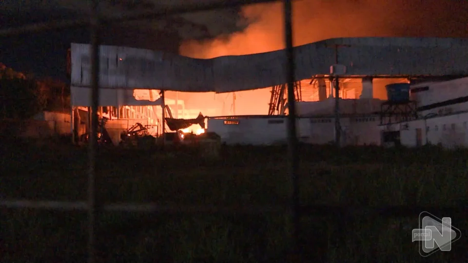 VÍDEO: incêndio de altas proporções atinge galpões na Zona Oeste de Manaus