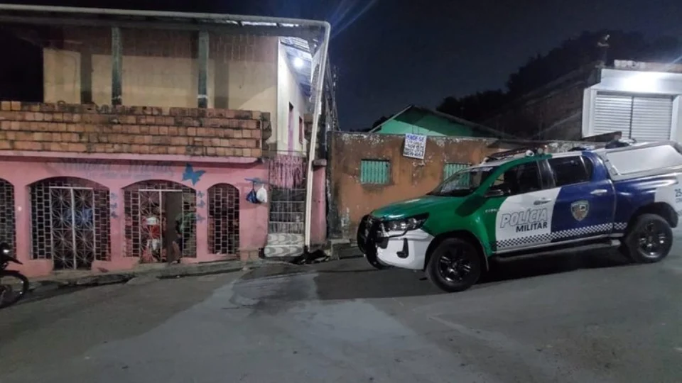 Jovem é executado a tiros após ter casa invadida por homens armados em Manaus