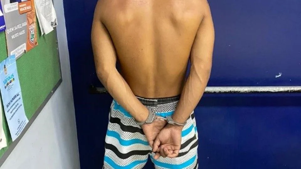 Abandonado por amigos, jovem é preso com 5 trouxinhas de droga em Manaus