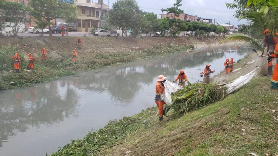 Igarapés de 3 zonas de Manaus recebem serviços de limpeza neste sábado, 19
