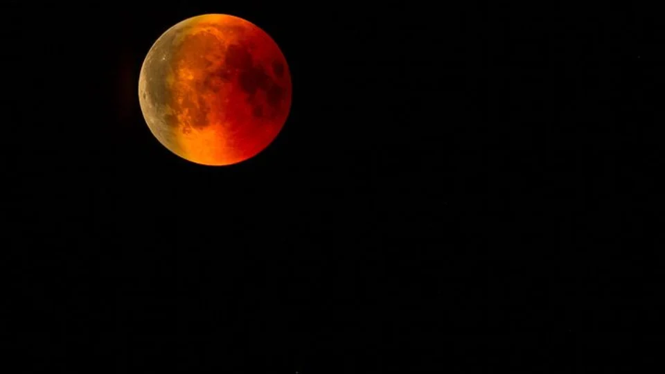 Último eclipse lunar do ano acontece nesta terça-feira; saiba como acompanhar