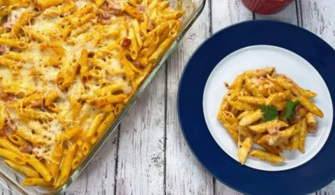 Receita Fácil: aprenda a fazer macarrão de forno cremoso com presunto e queijo