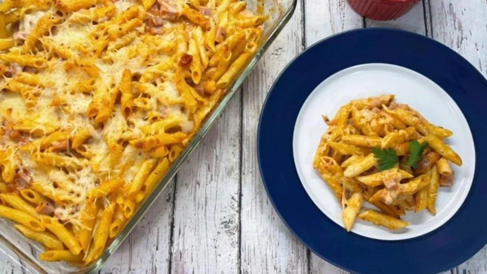 Receita Fácil: aprenda a fazer macarrão de forno cremoso com presunto e queijo