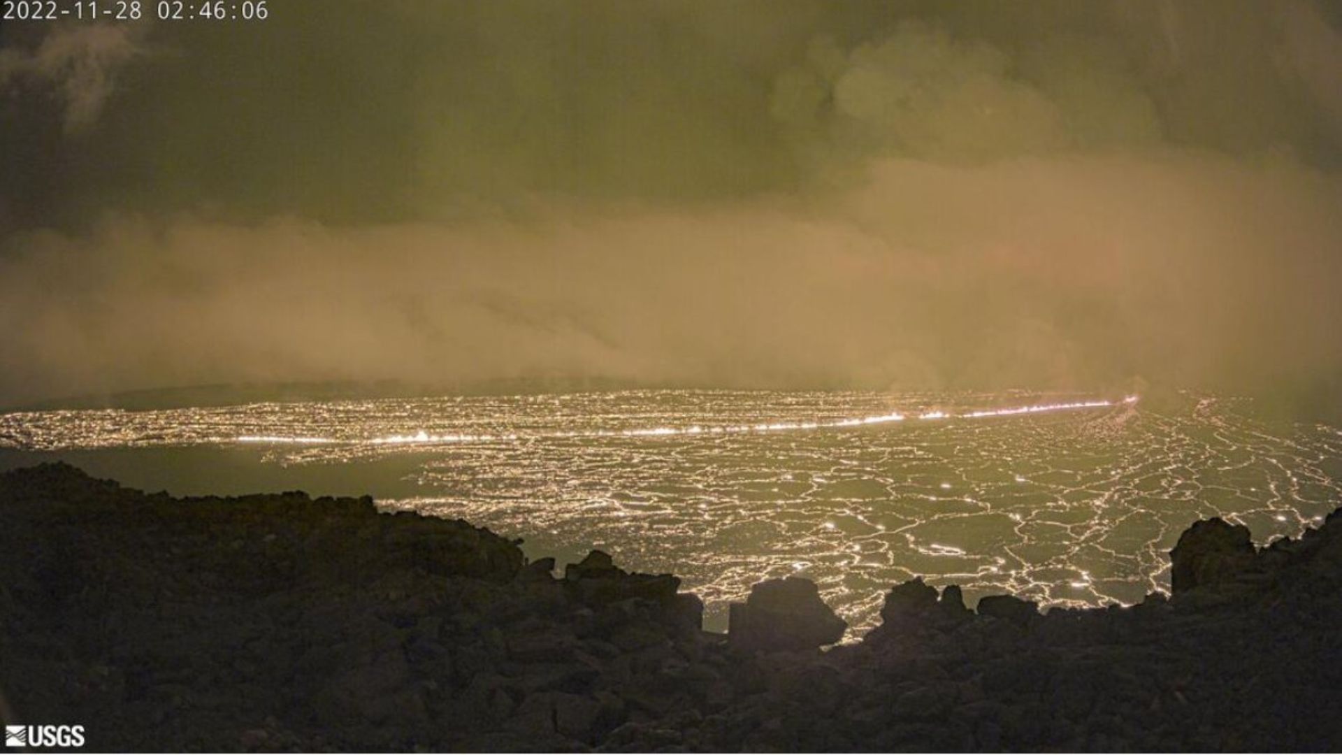 A erupção do vulcão está atualmente confinada ao cume - Foto: Reprodução/Twitter @USGS