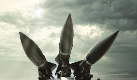 Coreia do Norte dispara míssil no Mar do Japão após receber ameaça ‘feroz’