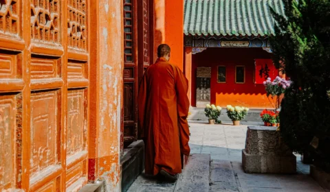 Monges da Tailândia deixam templo budista após serem pegos em teste antidroga