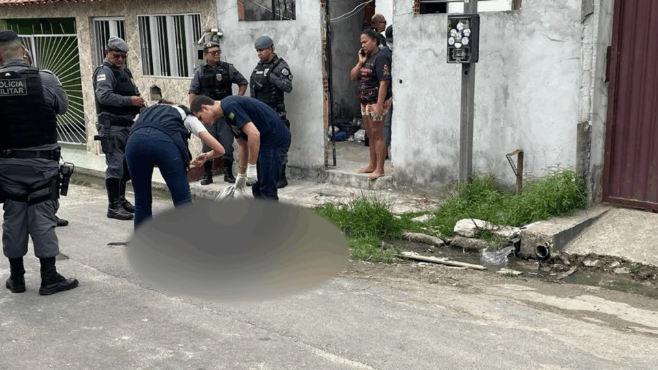 Homem morre após ter faca cravada no peito e remover arma do corpo em Manaus