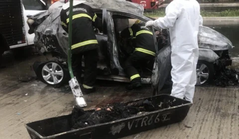 Motorista de app morre carbonizado após carro bater e pegar fogo em Manaus