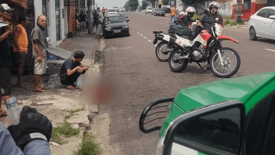 Vídeo: briga entre mulheres termina com facada na perna após bebedeira em Manaus