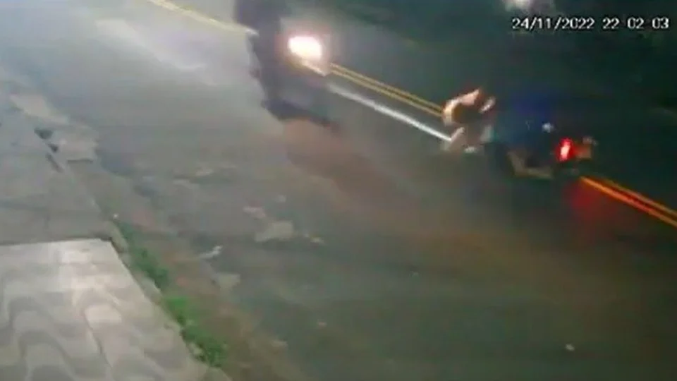 Mulher morre após ter cabeça esmagada por moto ao cair de veículo em Manaus