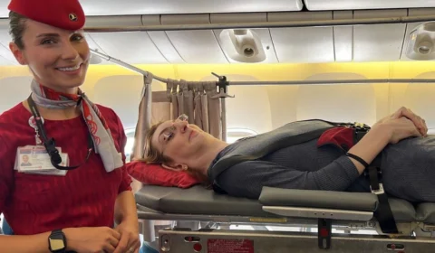 Com 2,15m, mulher mais alta do mundo faz primeira viagem de avião deitada