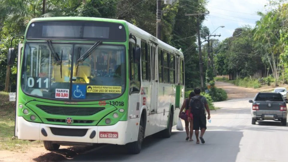 Homens assaltam ônibus 011 com arma de choque e fogo na Zona Oeste de Manaus