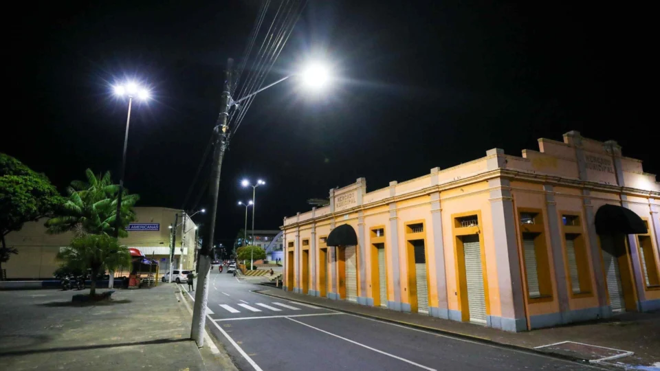 Luz de LED: programa implanta 50 mil pontos de iluminação pública no AM