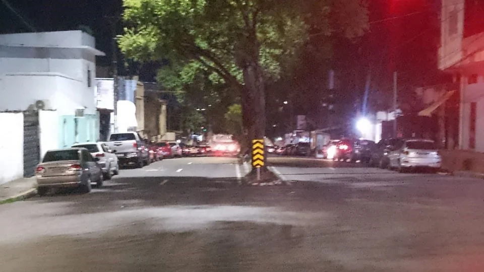 Placa pichada aumenta risco de acidentes em avenida do Centro de Manaus