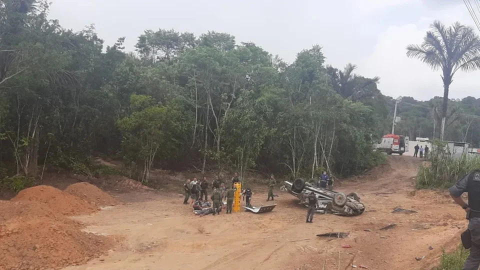 Policiais ficam feridos após viatura capotar em estrada da AM-010