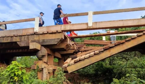 Ponte de madeira é serrada na BR-319, próximo onde duas pontes desabaram no AM