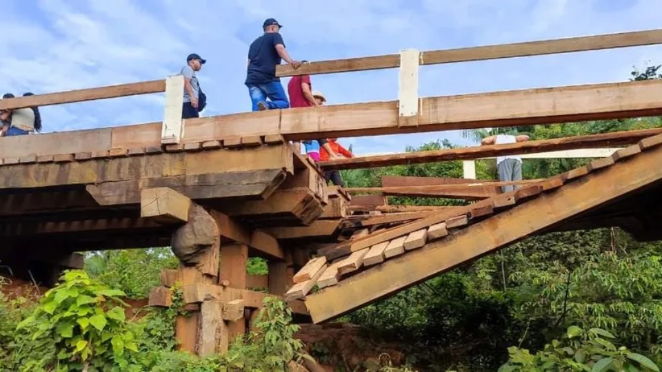 Ponte de madeira é serrada na BR-319, próximo onde duas pontes desabaram no AM