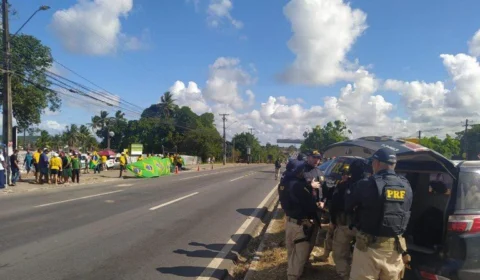 Rodovias de 3 estados são bloqueadas por caminhoneiros, diz PRF