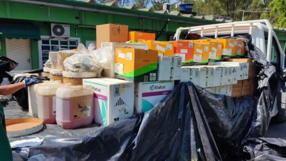 Em SP, 12 toneladas de produtos veterinários ilegais é incinerada pela PF